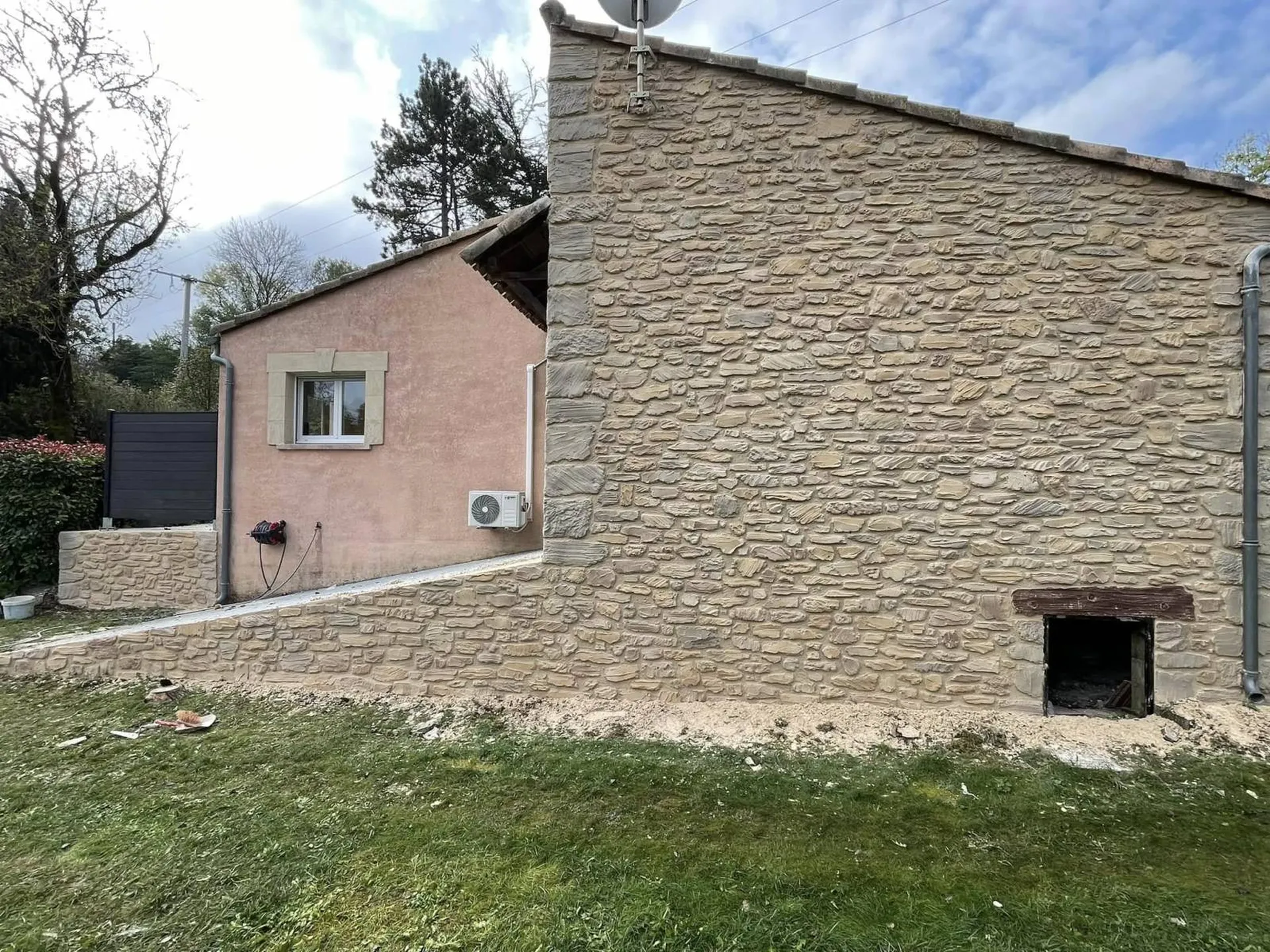 Réalisation façade Effet pierre pour un gite de location à La Vacquerie Saint Martin entre Lodève et Hérault