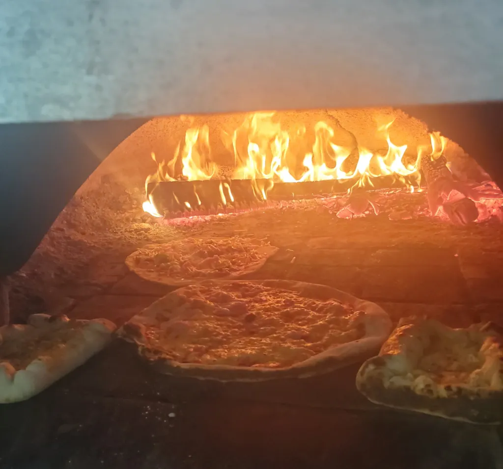 5 pizzas achetées en taille normale en livraison gratuite ou à emporter: 1 bouteille de coca ou soda offert !chez presto pizza pour vos soirées  à salon de provence en livraison gratuite ou à emporter