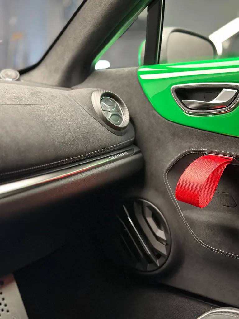 Pose de film de protection PPF sur une Alpine A110R près du Mans
