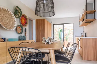 Meuble et table en bois B1