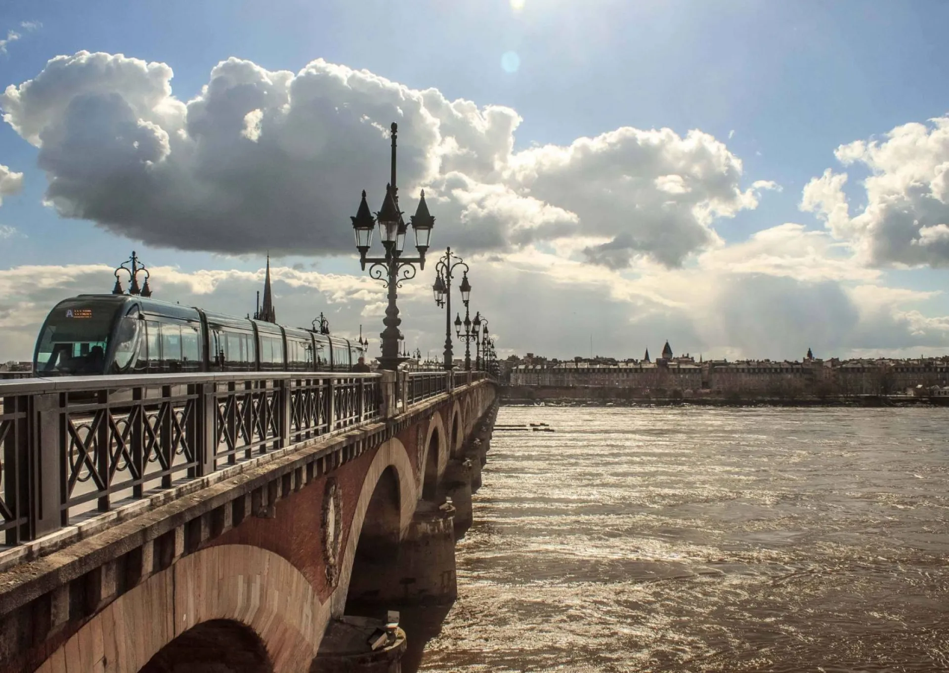 Estimation de bien immobilier Bordeaux : obtenez une évaluation précise avec Arnaud Droulers Immobilier