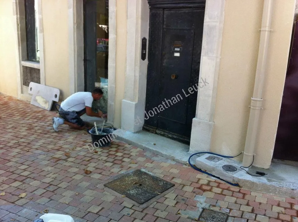 Traitement des seuls de porte en pierre de Comblanchien (Bourgogne) avec un traitement d'impression spécial pour les pierres à très faible porositées, chantier situé à Saint Remy de Provence dans la vallée des Baux de Provence