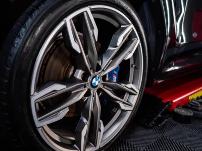 Traitement céramique Gtechniq, protection de la carrosserie et des jantes sur ce BMW X4 à Vannes