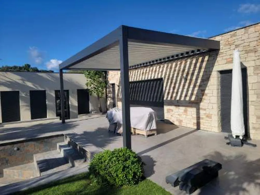 Pergola bioclimatique RAL 2100 à Néffiès dans l'héraut installée sur mesure par RG HABITAT pour un confort extérieur