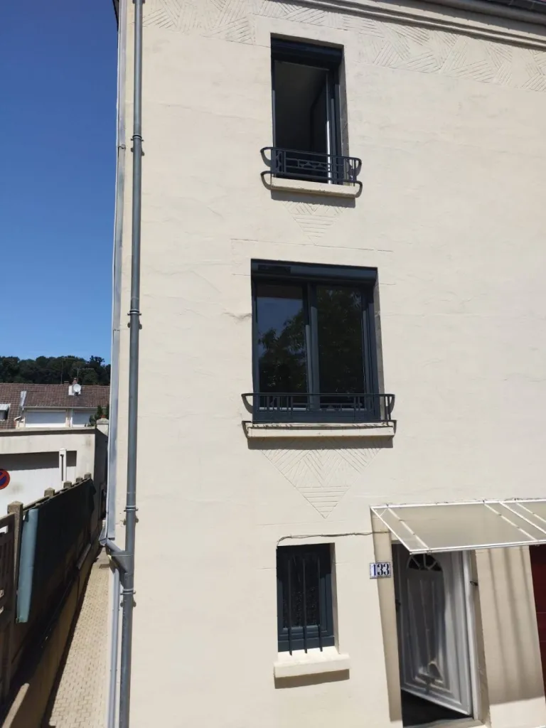 Les volets roulants solaires en aluminium isolants pour plus de confort