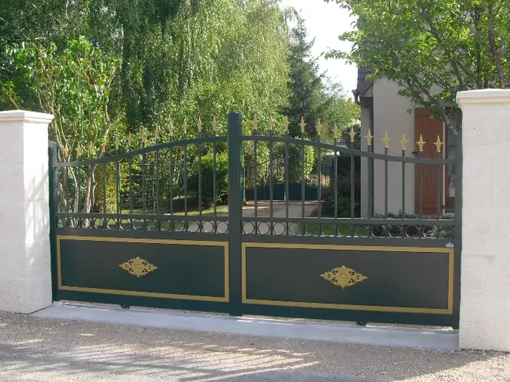 Installation de portail Coulissant sur rail en Corse