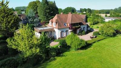 Propriété de caractère à vendre en Normandie** : Terres et Demeures de Normandie vous présente cette magnifique propriété de 213 m² habitables, entourée d'un parc arboré et clos d'environ 4 ha.