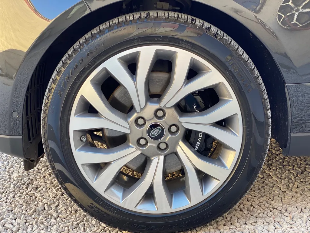 Accrochage à La Ciotat sur un Range Rover Vogue réparé à Carnoux dans notre atelier spécialisé en carrosserie SUV haut de gamme