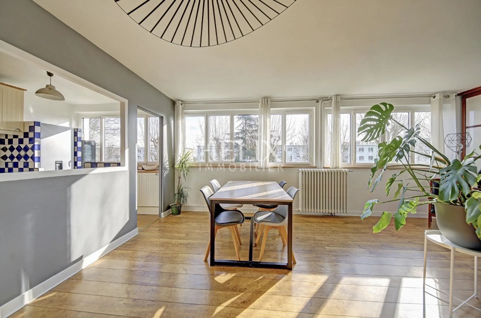 Pièce de vie conviviale avec de beaux volumes 