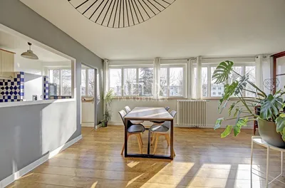 Pièce de vie conviviale avec de beaux volumes 