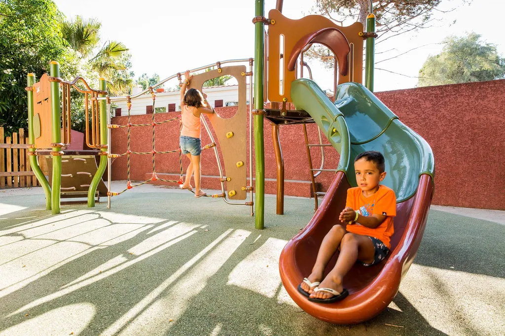 air de jeux camping 4 etoiles languedoc roussillon