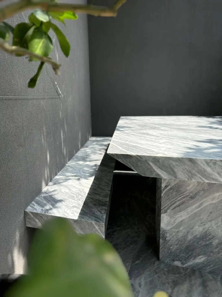 Table et ses banquette sur-mesure en marbre Bardiglio à Eygalières 