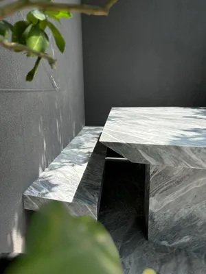 Table et ses banquette sur-mesure en marbre Bardiglio à Eygalières 