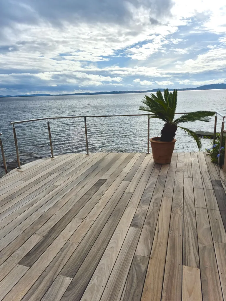 Pose et fourniture de terrasse en bois en Padouk pour particuliers à Carqueiranne, proche de Hyères dans la région PACA