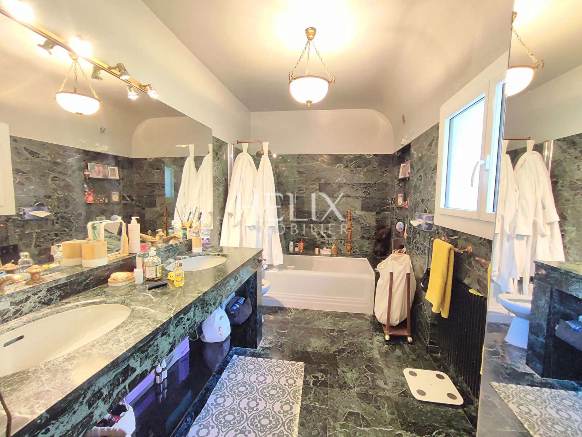 Maison de 231m² à vendre sur Le Mesnil Le Roi: pièce de vie lumineuse, suite parentale, 3 chambres et bureau, garage et jardin proche Saint Germain en Laye