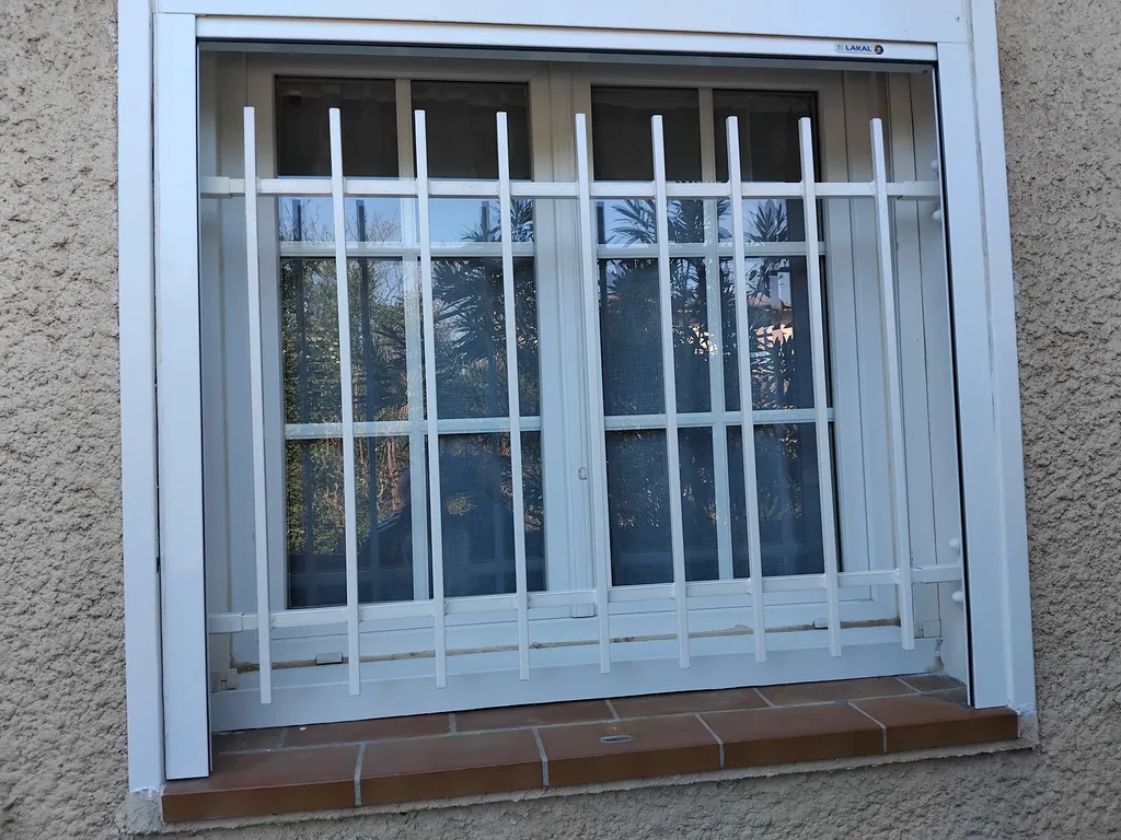 Mise en place grille de sécurité anti intrusion en acier fer forgé sur mesure pour fenêtre Martigues 13 bdr