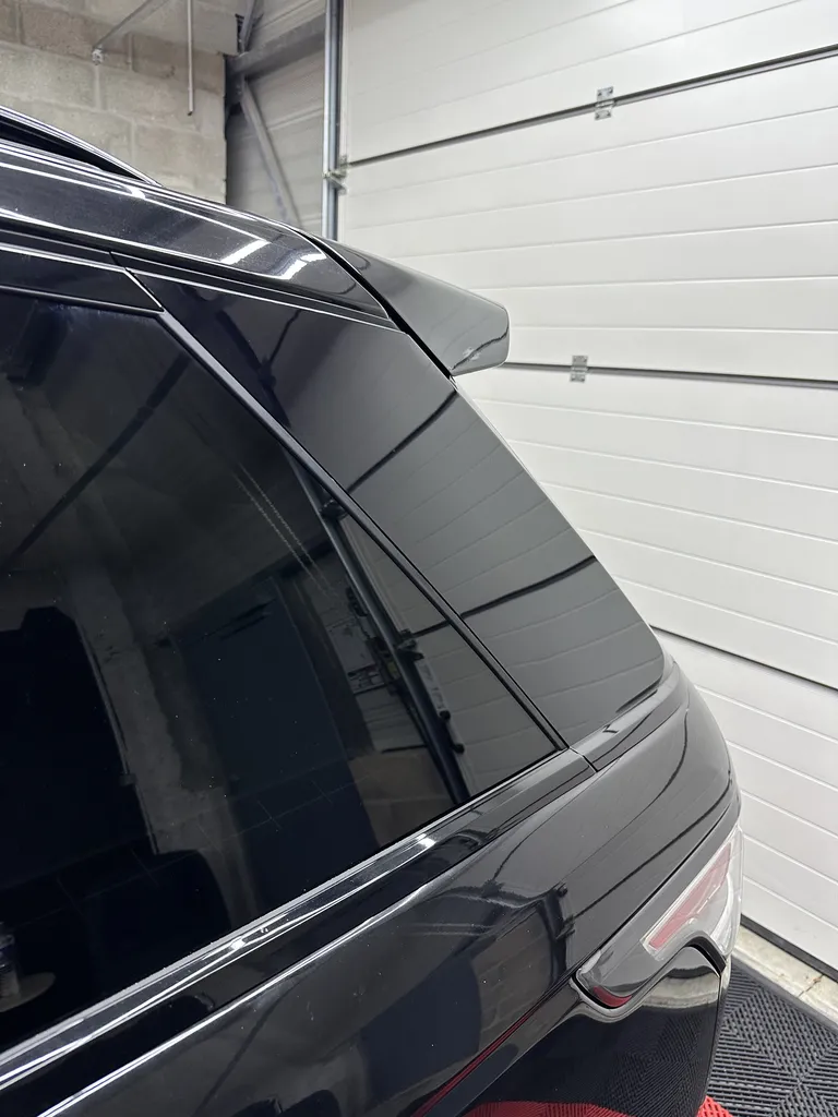 Rénovation et correction des montants piano black ternis sur Range Rover HSE proche Marne-la-Vallée en Seine-et-Marne