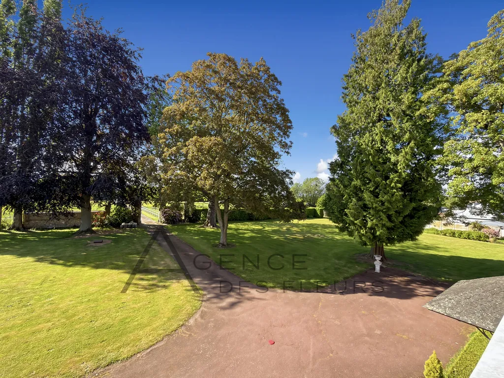 À vendre, propriété d'exception de 265 m² sur un terrain de 5200 m² située à LA SAUSSAYE 27370