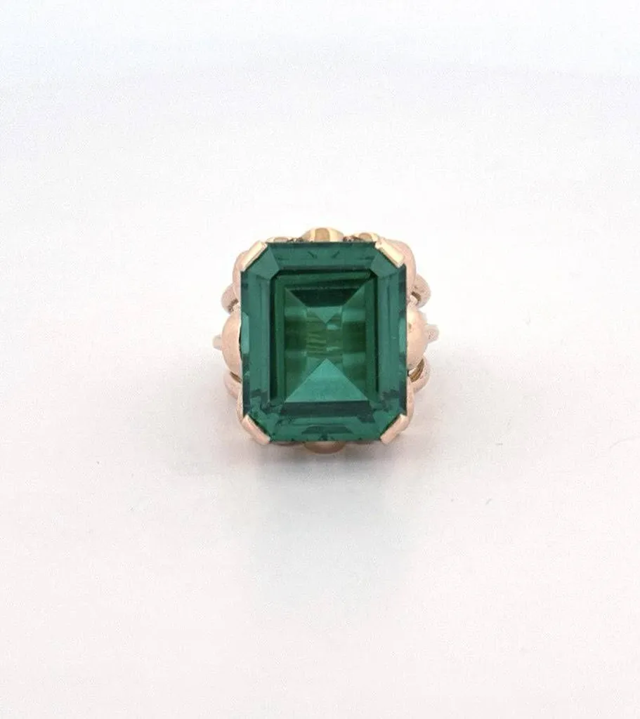 Une Bague Massivement Élégante en Or et Émeraude de Synthèse : Découvrez ce Bijou Unique chez Or Ligne à côté d'Arcachon