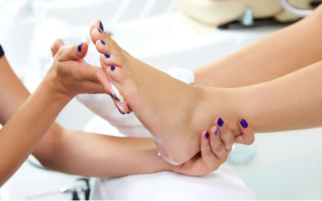 Soin des pieds hydratant et nourrissant pour réparer les pieds secs abîmés et retrouver douceur confort et souplesse naturellement à Pessac