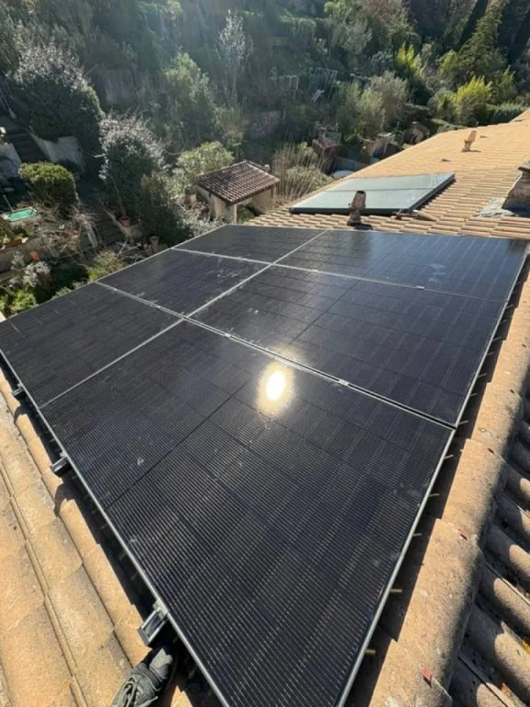 Installation de 6 panneaux solaires DualSun 500W sur toiture en tuiles mécaniques avec onduleur Enphase à Aubagne pour réduire sa facture d’électricité