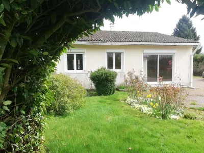 A vendre, Pavillon type Phénix avec dépendances, installés sur un jardin planté de 1 251 m², à proximité du centre-ville de Thiberville 27230.