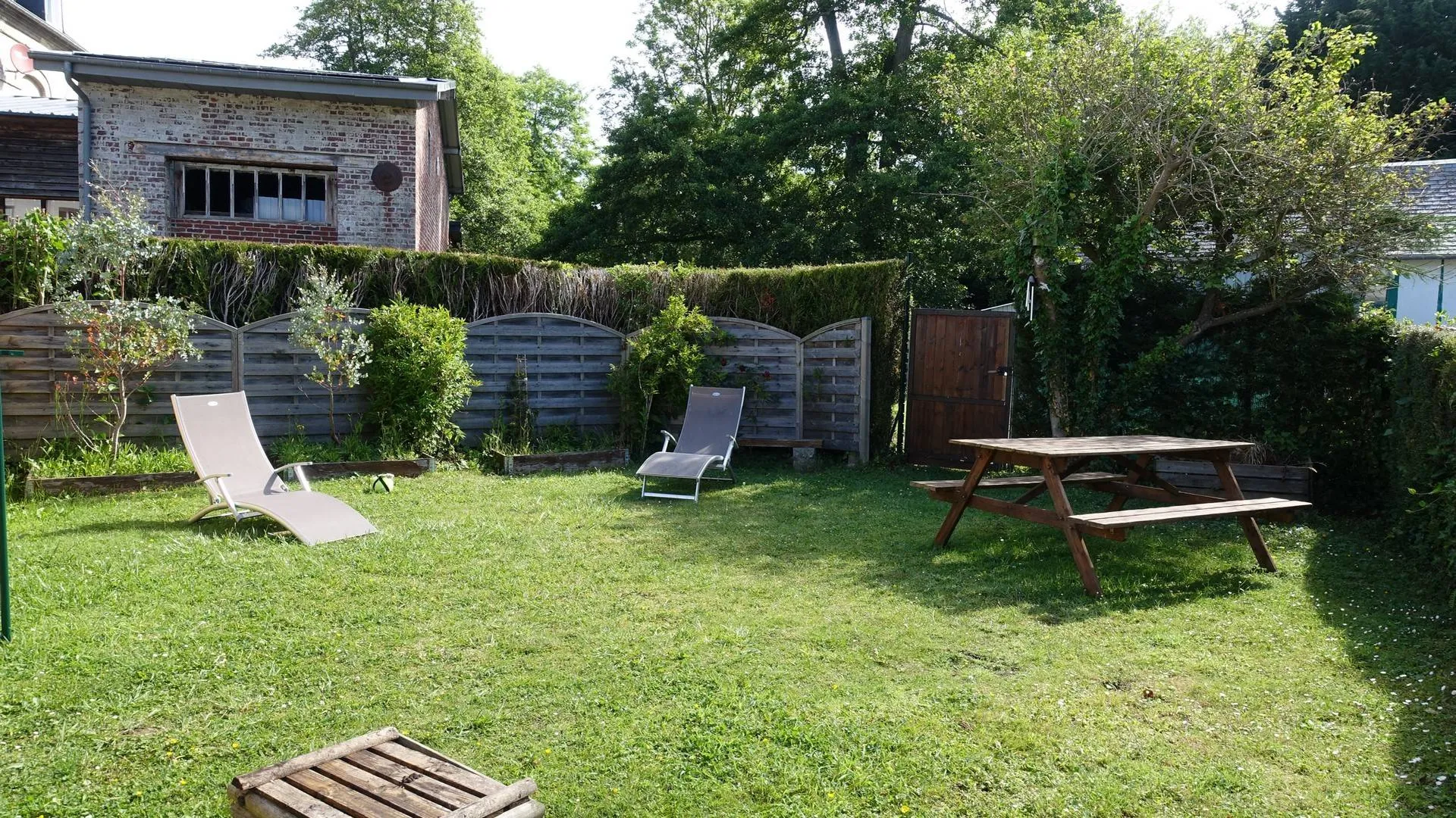 Terres et Demeures de Normandie, votre agence située à Dieppe 76200 en Seine-maritime, vous invite à découvrir ce petit coin de paradis, dans un environnement calme et paisible, à 10 minutes de la plage de Dieppe 76200 et à 2 heures de Paris par l'A1