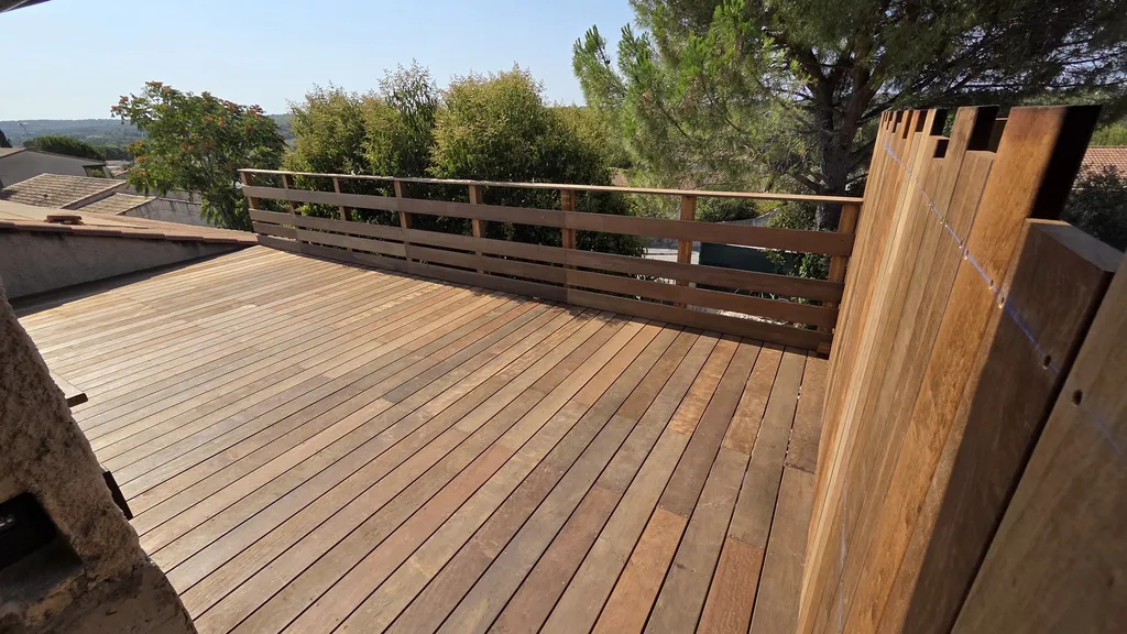 Terrasse surélevée en bois exotique Itauba avec garde-corps et structure poutre et poteaux en pin classe 4 ainsi qu'un brise-vue à Lançon-Provence (13)