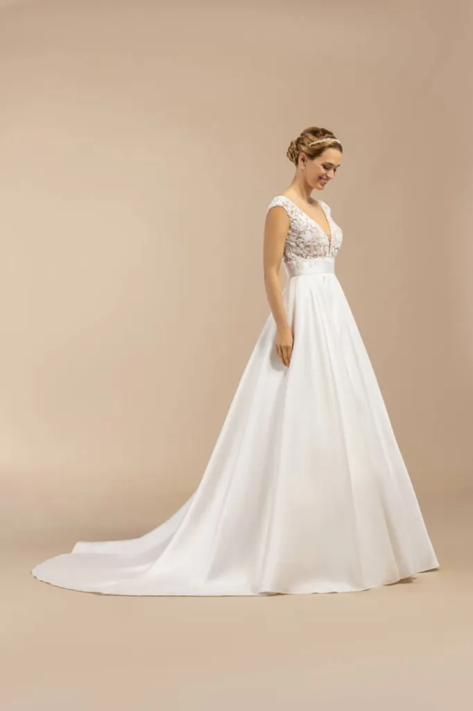 Robe trapèze drapée à dentelle à Marseille