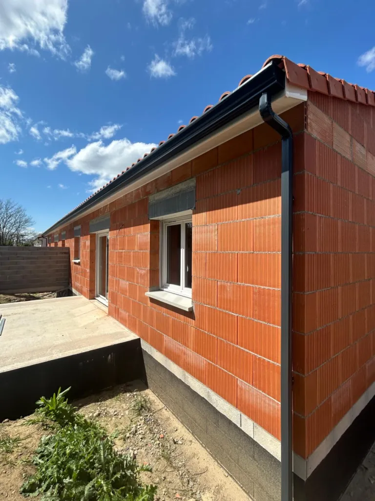 gouttieres alu et descente sur maison neuve à muret