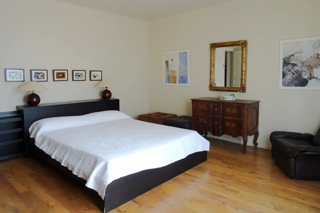 A vendre proche d'Avignon, maison de maître avec dépendances, tennis et piscine    