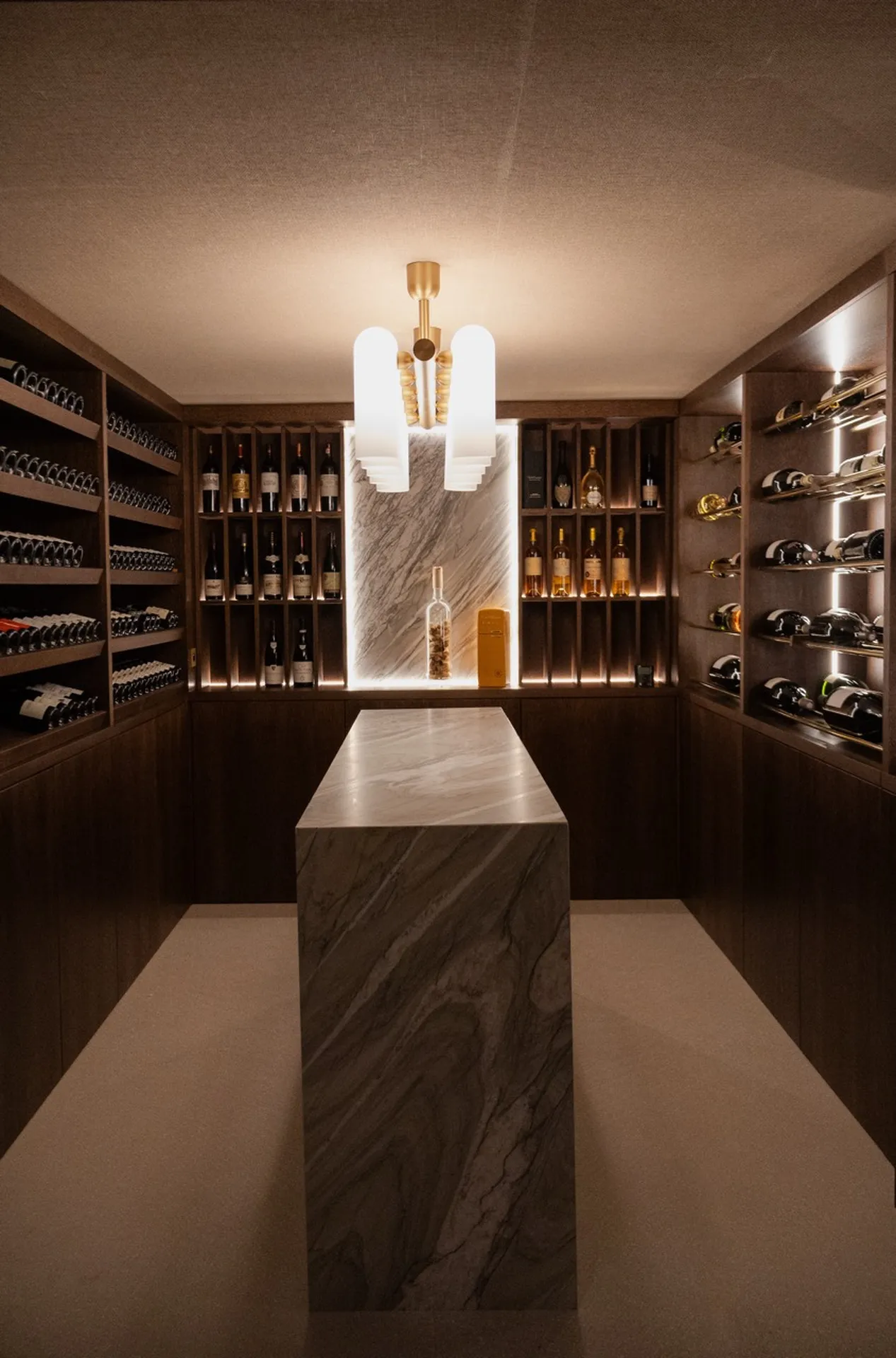 Cave à vin sur mesure en chêne massif au design contemporain à Veyrier-du-Lac en Savoie