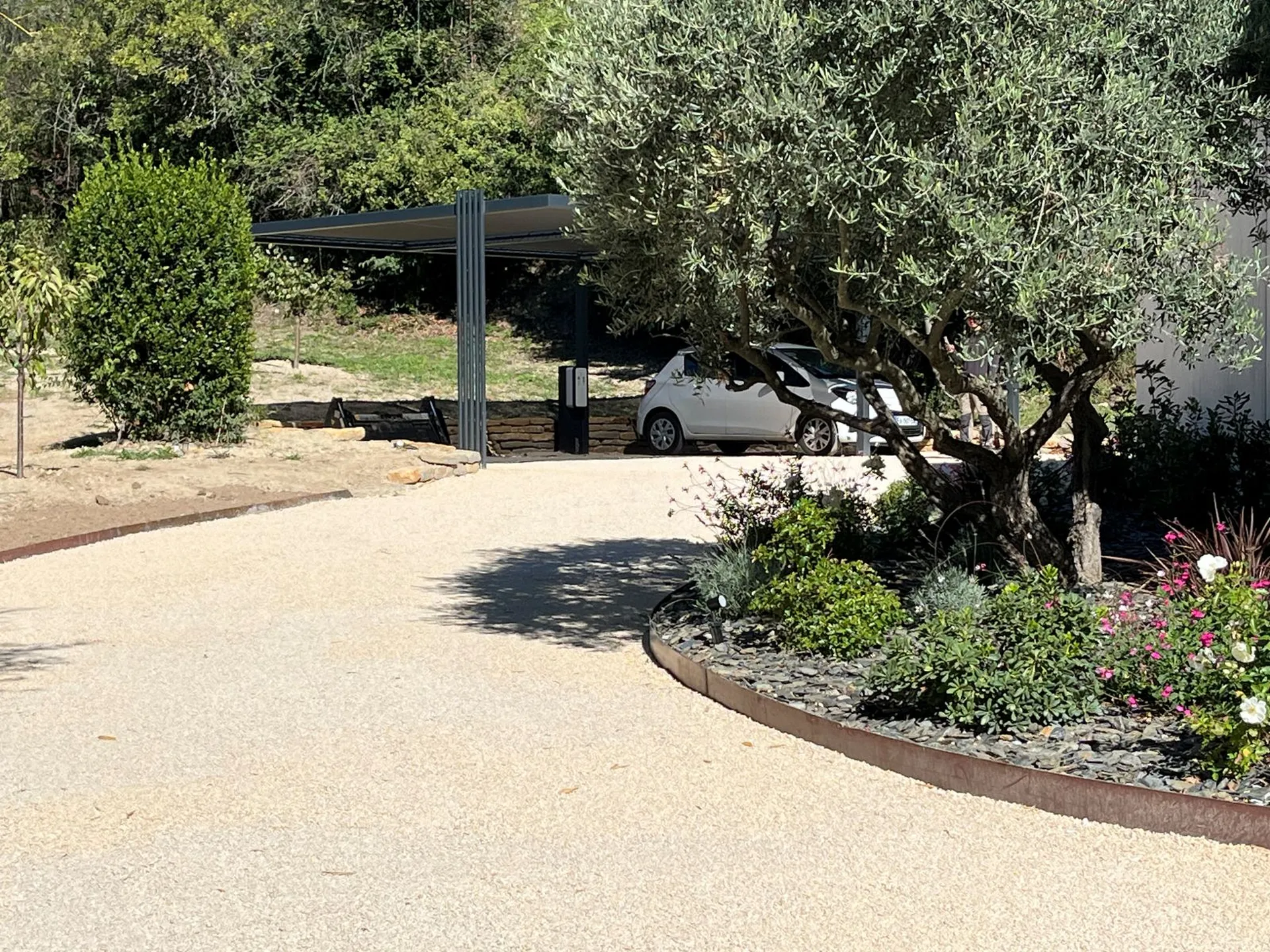 Réalisation allée et parking drainants en dalles stabilisatrices avec bordures acier à Éguilles par AEP