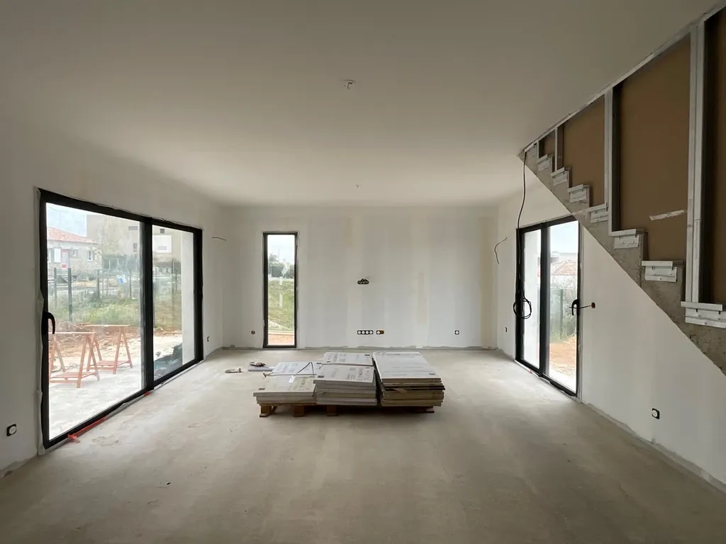 Construction de maison neuve avec des menuiseries ALU Gris RAL 7016 à VITROLLES