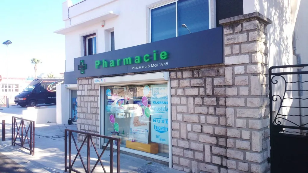 enseigne et croix de pharmacie istres