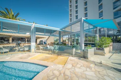 Store a projection sur mesure intégré a une pergola à Antibes