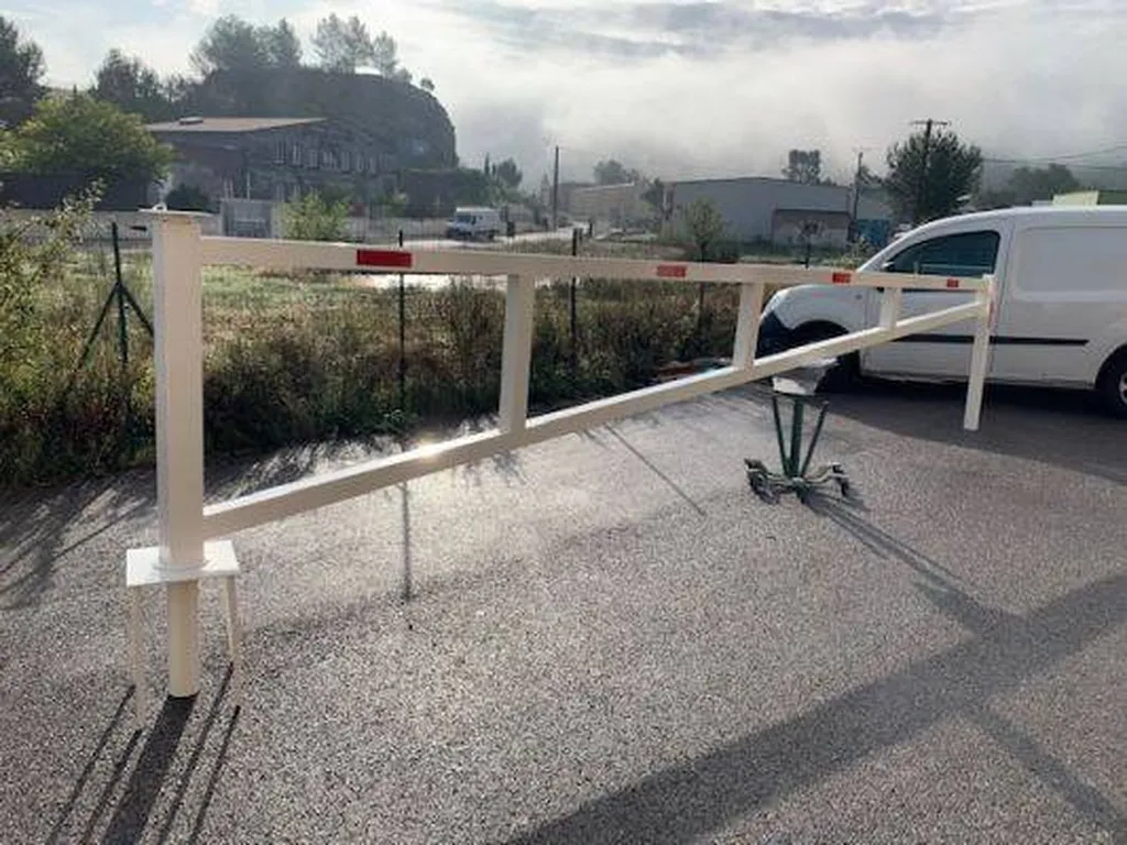 Protégeons notre environnement urbain avec des barrières DFCI pivotantes pour la faune et la flore.