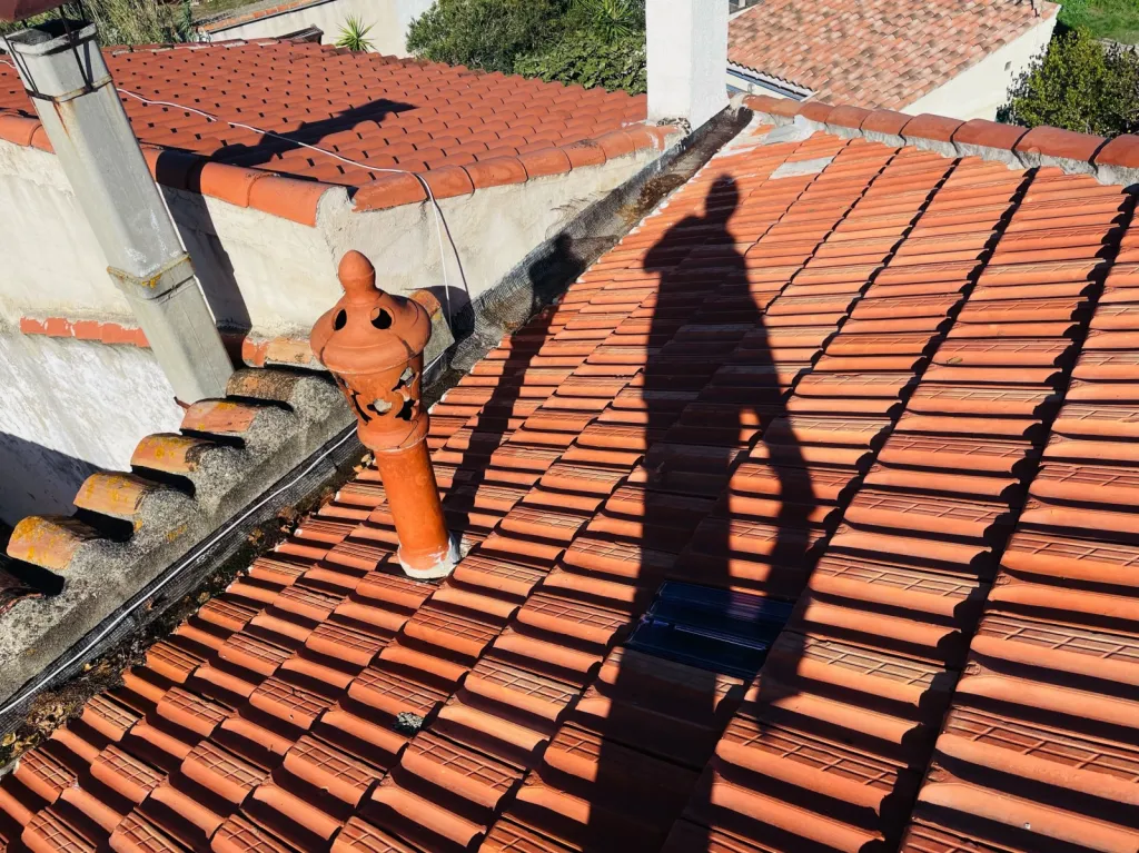 Réalisation des couvreurs de Solutoiture sur une changement de toiture de maison près de Aix en Provence
