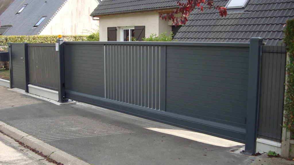 Installation de Portail en aluminium coulissant motorisé, Design contemporain et Fermetures automatiques à Rouen en Seine-Maritime 76 et ses Alentours
