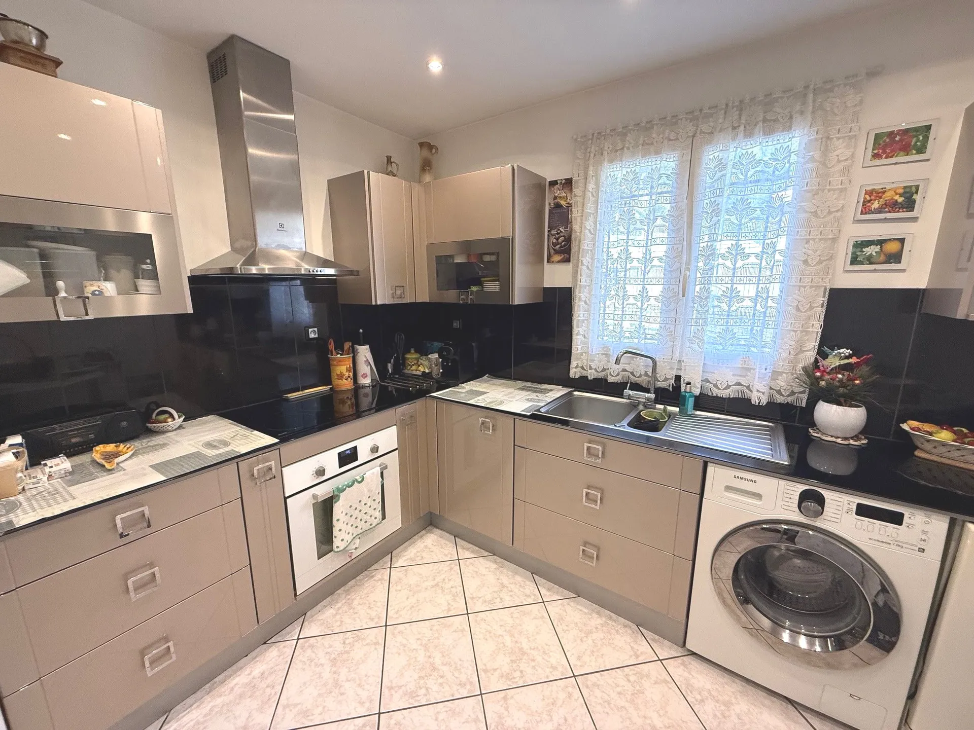 Maison de Type 4 en lotissement au calme, proche des écoles, commodités, avec trois chambres, jardin, garage et offrant un cadre de vie serein.