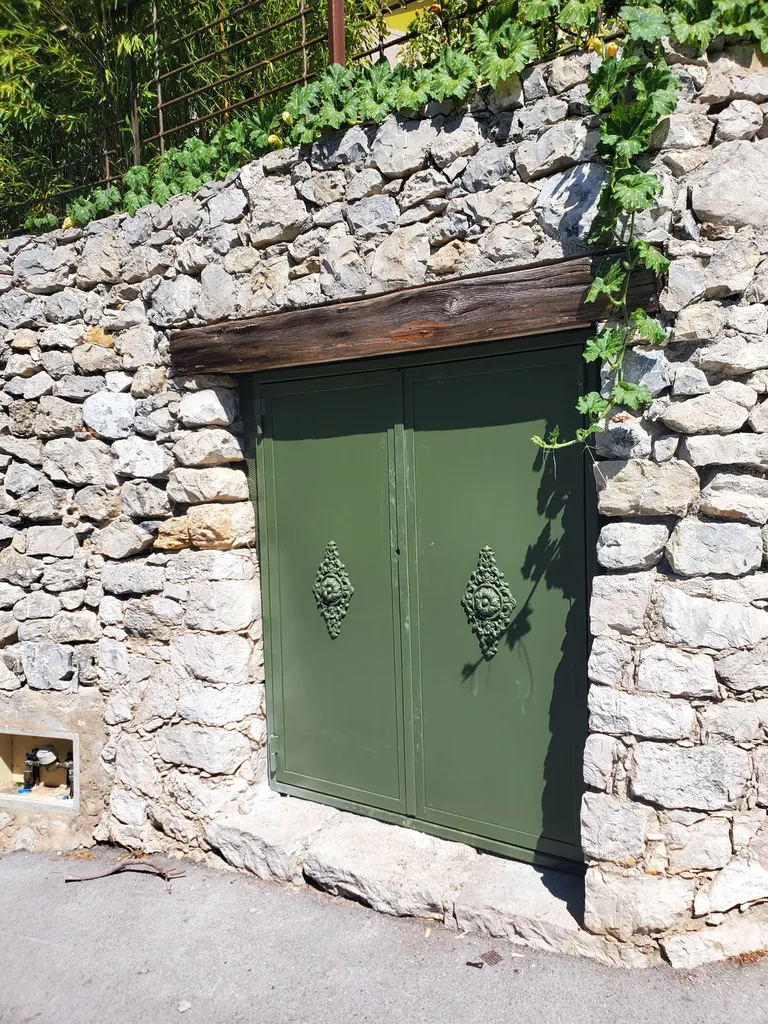 fabrication et pose de porte métallique tôles pour local fermé au village du Revest les eaux 