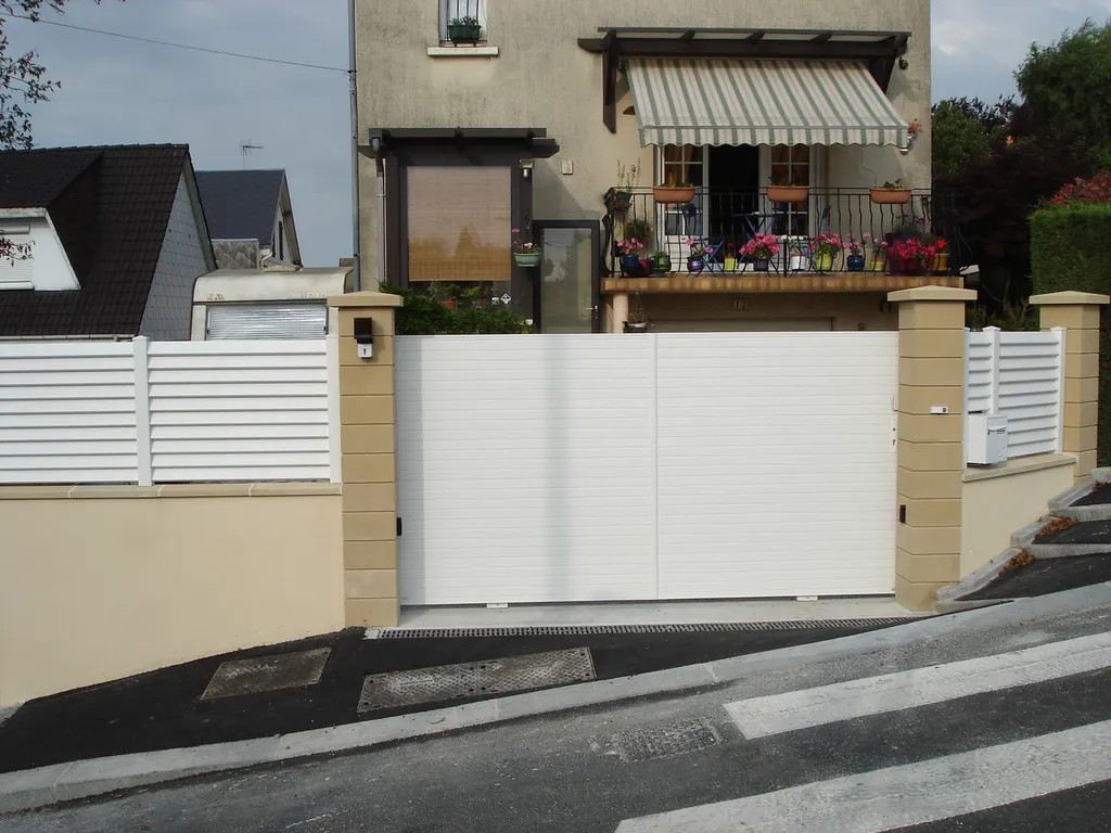 Installation de Portail PVC Battant, Modèle Traditionnel Plein ou Ajouré Sans Entretien à Beuzeville dans l'Eure 27 et Pont-Audemer