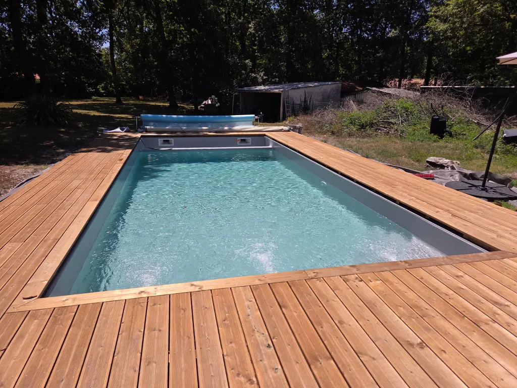 Aménagement complet autour de piscine à Lacanau : comment transformer votre jardin en véritable espace baignade esthétique et durable ?