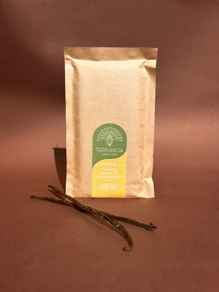 Une tablette au cœur fondant de praliné vanille enveloppée d’un chocolat noir intense, l’alliance entre puissance et raffinement