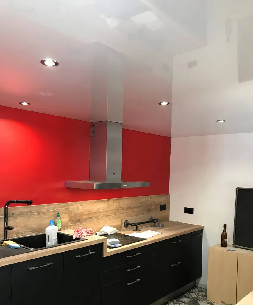 Plafond tendu laqué BARRISOL dans cuisine - Plafonds Tendus Occitans - Maubec
