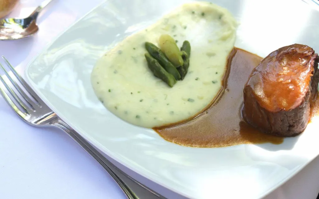 pavé de veau jus réduit et purée à la ciboulette fraiche
