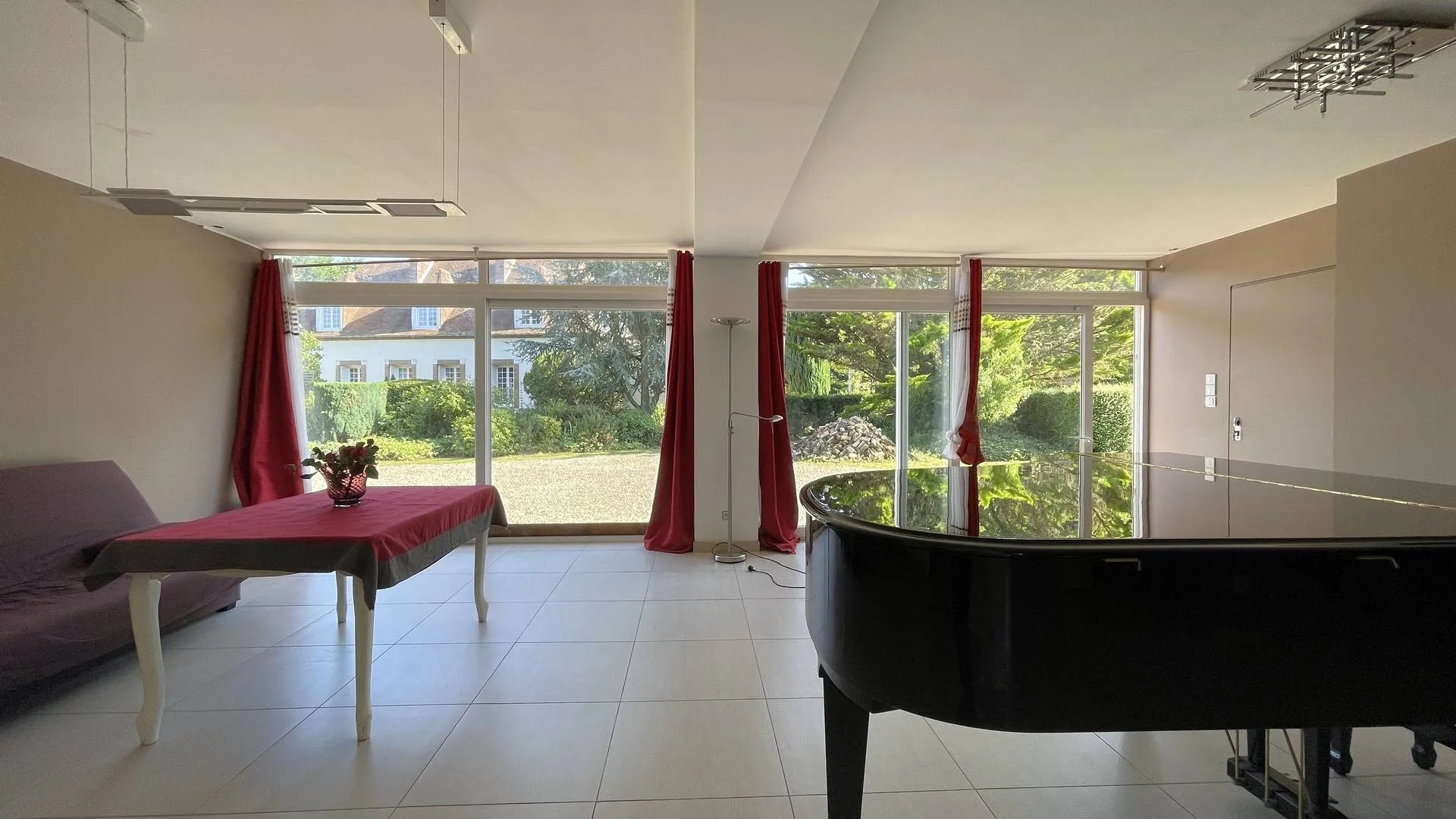 Propriété avec dépendance à vendre** : Dépendance d'environ 160 m² dont environ 80 m² habitables avec possibilité de gîtes, et une seconde dépendance de 80 m² offrant des boxes.