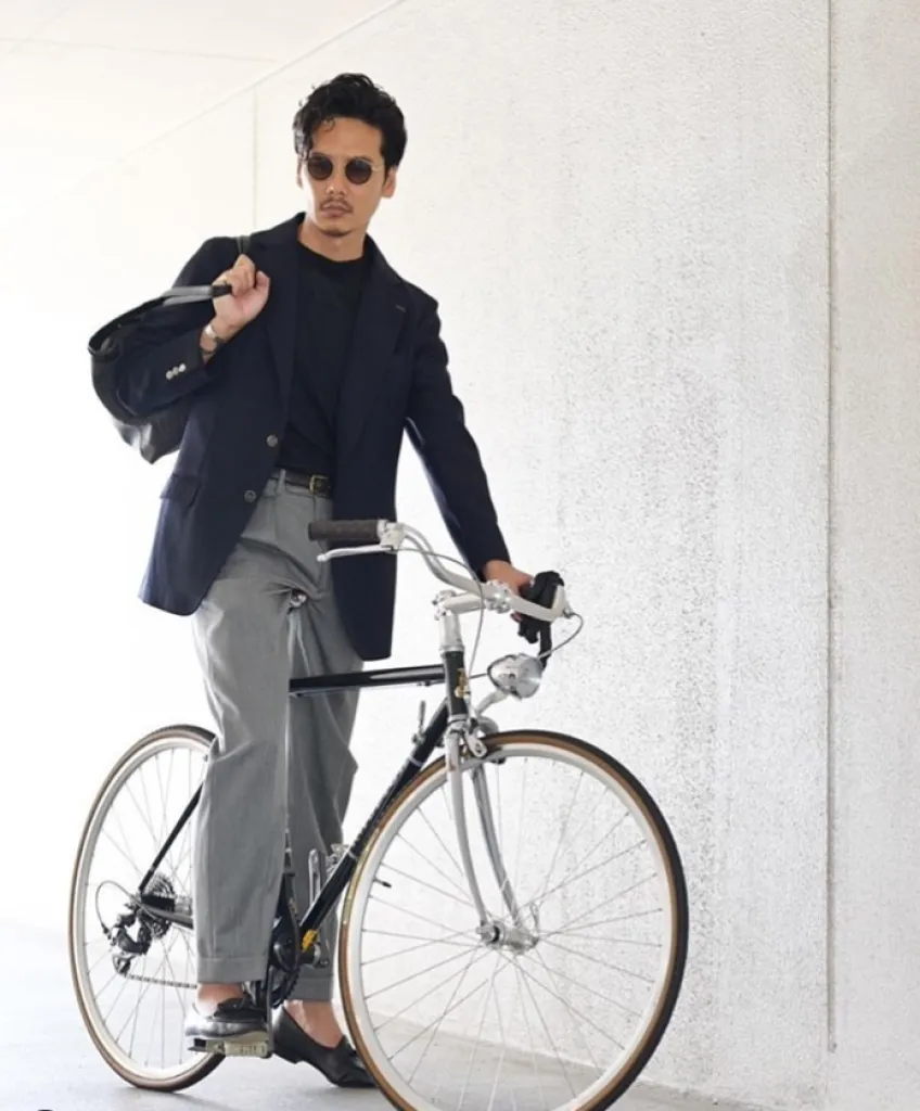 Bernard Zins spécialiste du pantalon haut de gamme pour homme depuis 1967.