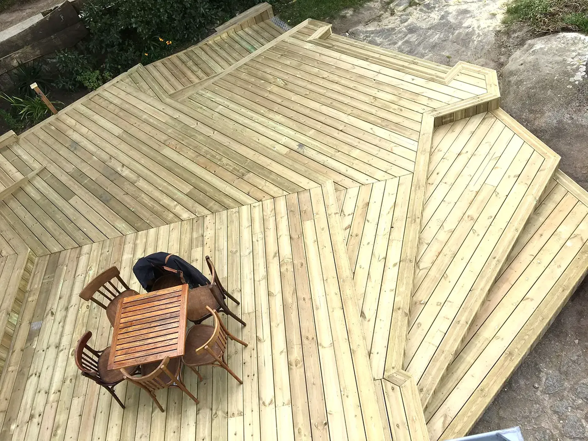 Installation d'une terrasse en bois sur-mesure avec escalier intégré et espace détente à Marseillan
