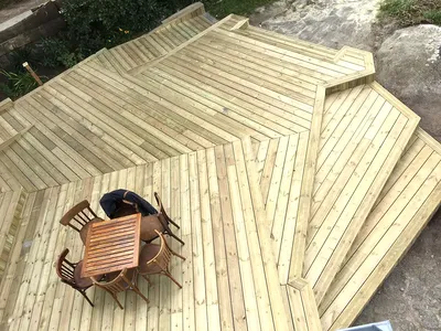 Installation d'une terrasse en bois sur-mesure avec escalier intégré et espace détente à Marseillan